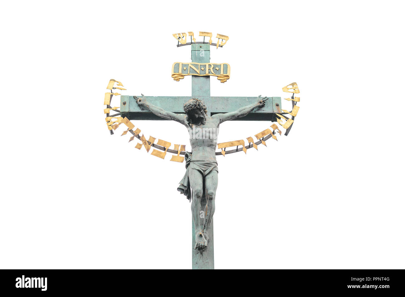 La statue de Jésus Christ sur le pont Charles à Prague en République tchèque isolé sur fond blanc. Banque D'Images