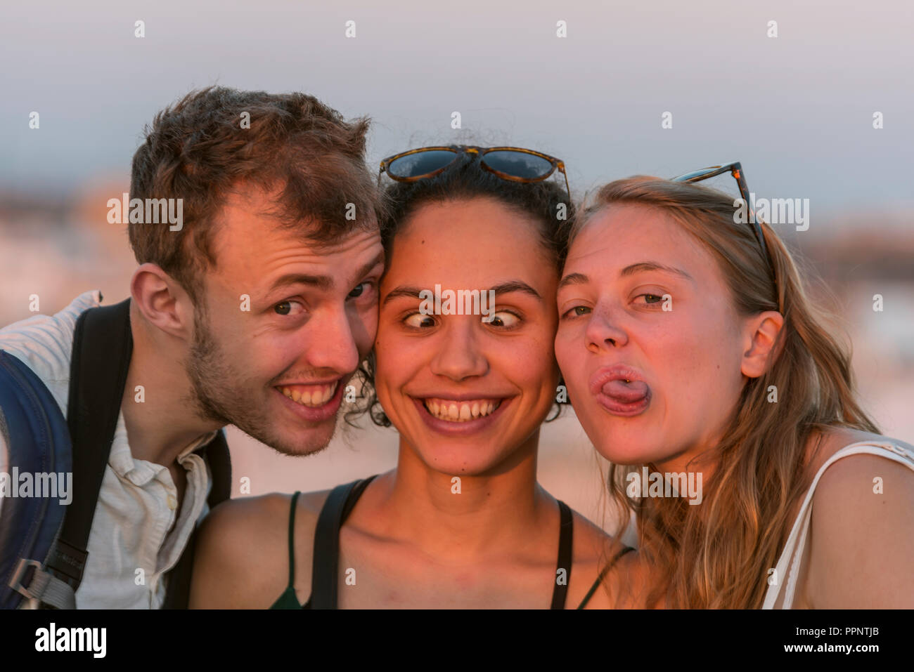 Deux femmes et un homme Banque de photographies et d’images à haute — free download