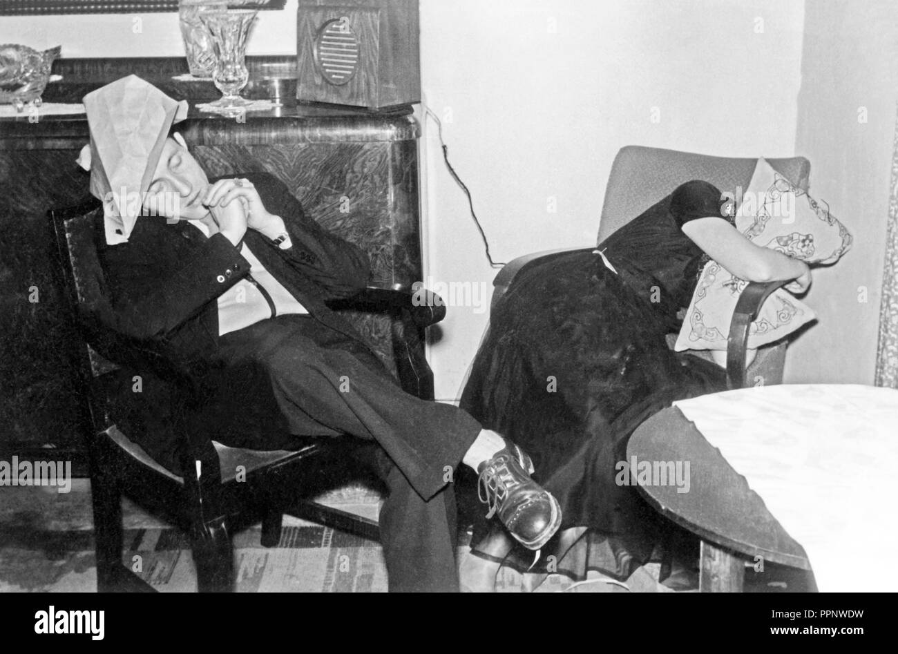 Des couples, homme et femme dormir épuisé après la partie sur une chaise et un fauteuil, 1920, Allemagne Banque D'Images