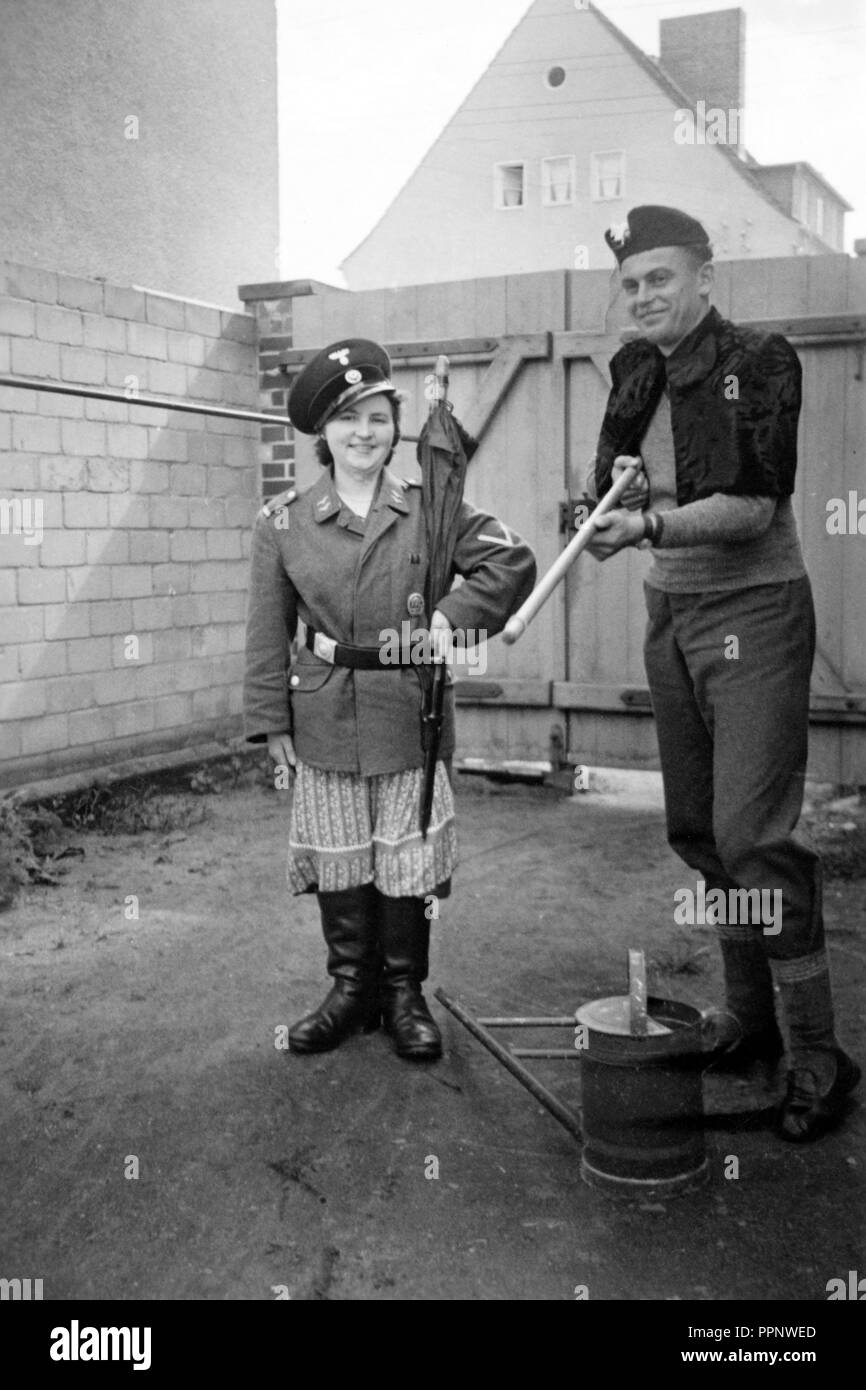 Des couples, homme et femme, parodie des soldats, elle porte un uniforme de la Wehrmacht, 1940, Allemagne Banque D'Images