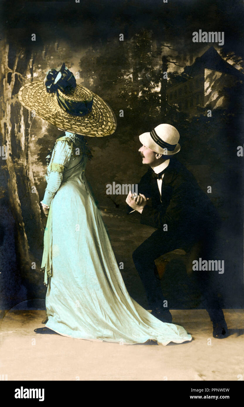 Des couples, la parodie, la satire, la mode, l'homme admire le grand chapeau de paille d'une femme, la mode parodie, 1910, Allemagne Banque D'Images