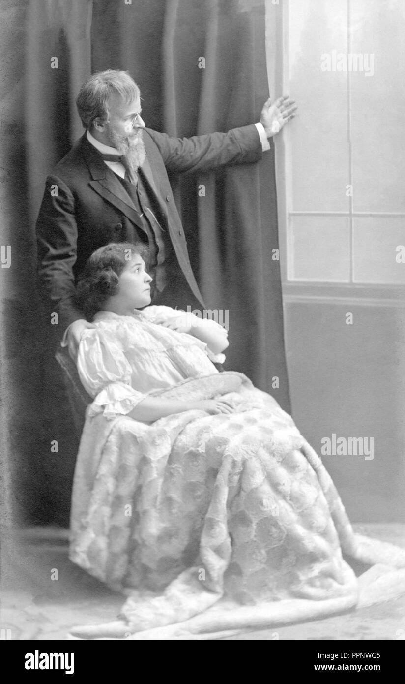 Des couples, homme et femme regarde par la fenêtre, 1910, Vienne, Autriche Banque D'Images