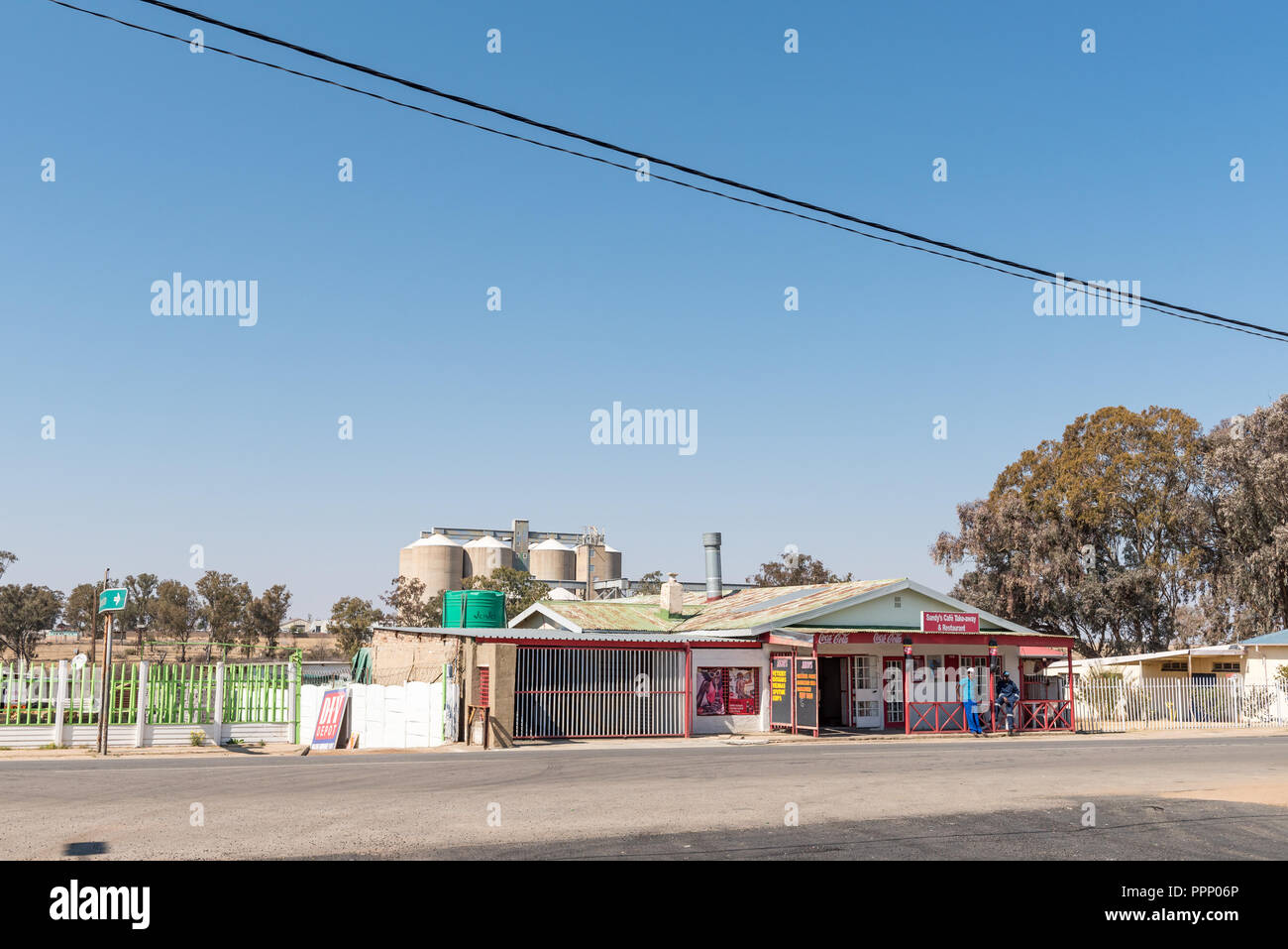VREDEFORT, AFRIQUE DU SUD, le 2 août 2018 : une scène de rue, un restaurant avec une vente à emporter, dans l'État libre de Vredefort Province Province. Les gens sont Banque D'Images