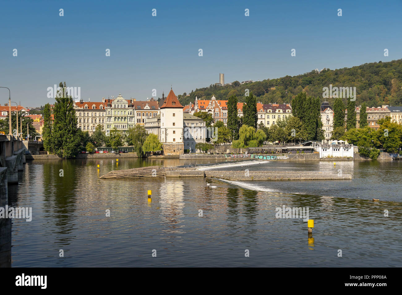 Vue panoramique sur la cascade sur la rivière Vltava, dans le centre de Prague. Au centre, se trouve la petite ville Château d'eau. Banque D'Images