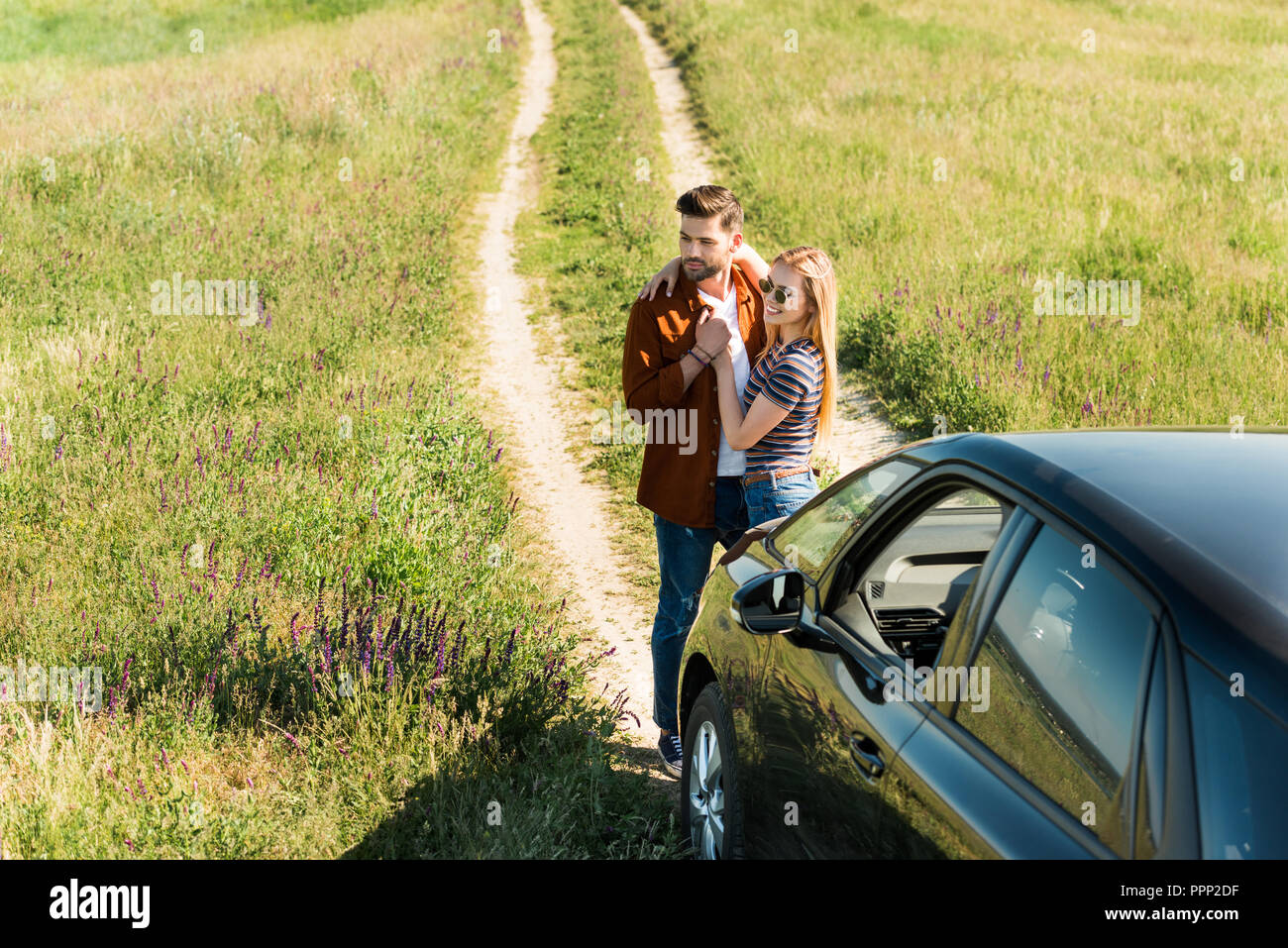 Portrait de jeune couple élégant près de location in rural field Banque D'Images