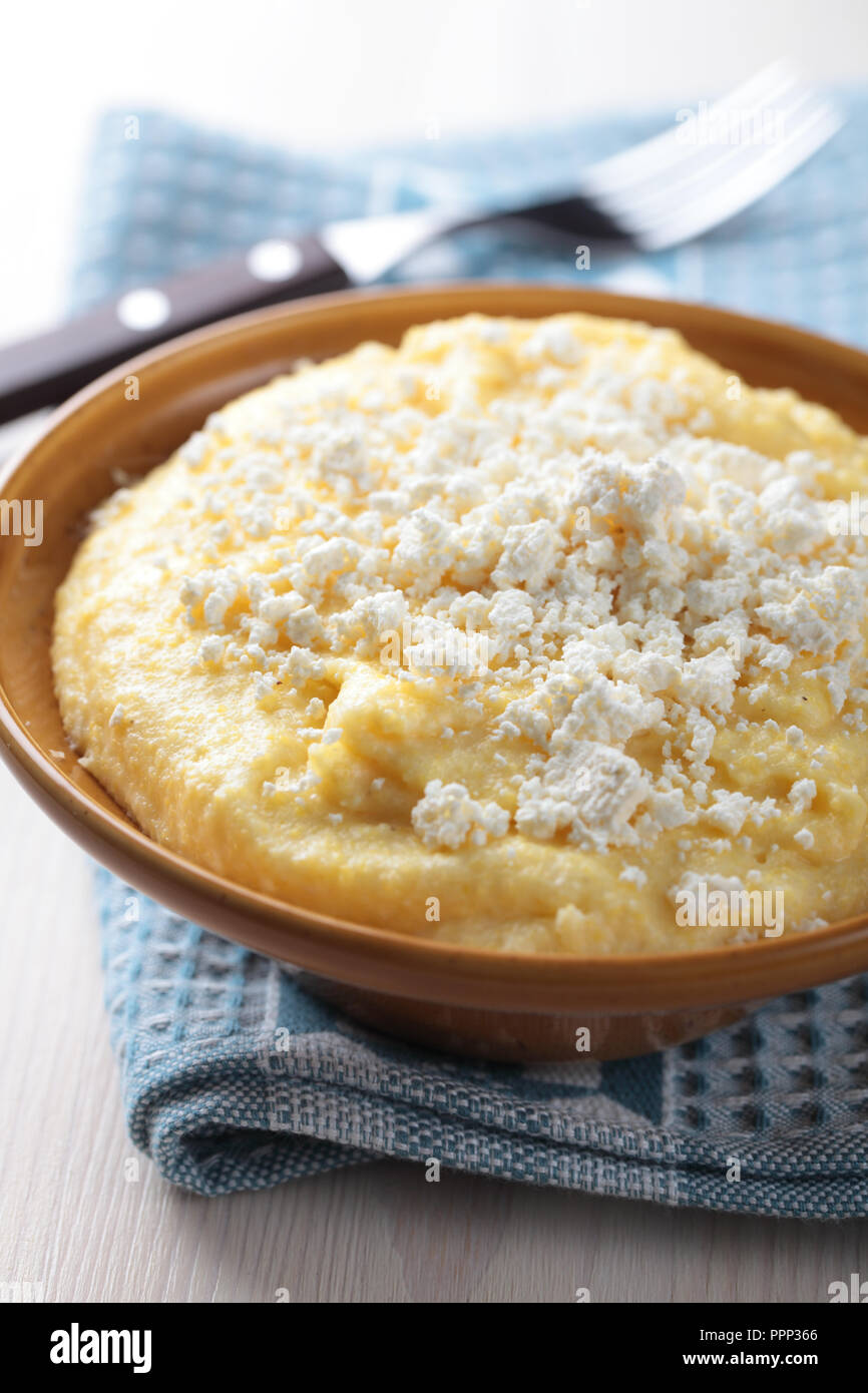 Banosh, porridge avec du fromage semoule des Carpates Banque D'Images