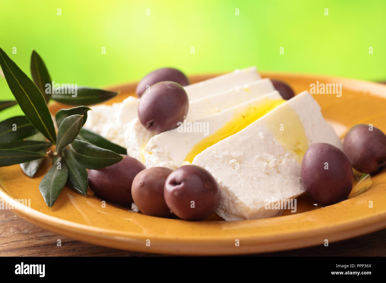 Avec fromage Feta Olives Calamata, l'huile d'olive et d'olive branch Banque D'Images