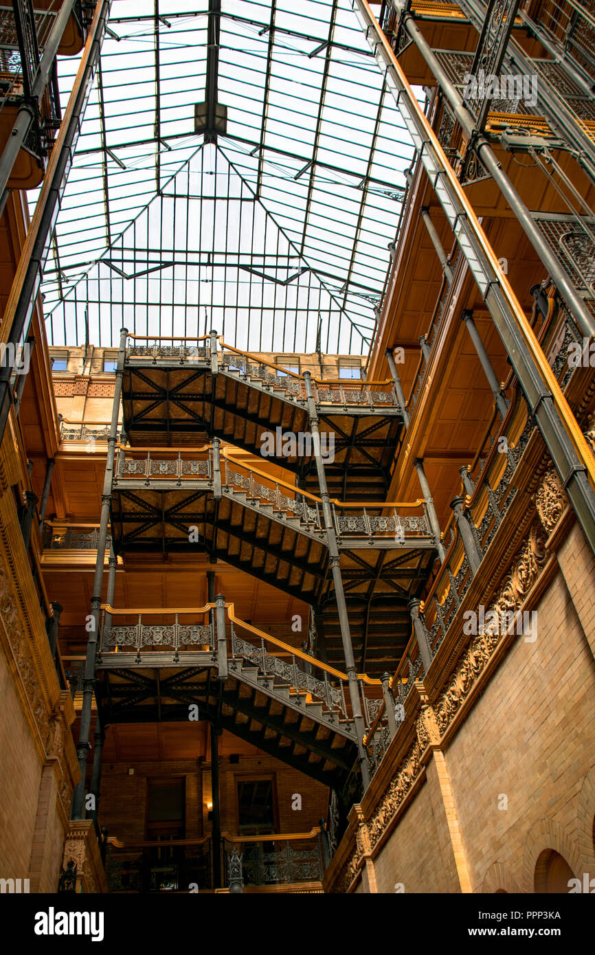 Le travail en fer forgé et de l'architecture de l'École de Chicago Bradbury Building dans le centre-ville de Los Angeles, Californie Banque D'Images