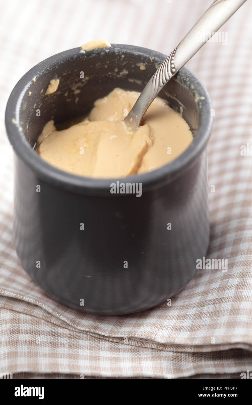Pot de flan au caramel avec cuillère à café libre Banque D'Images