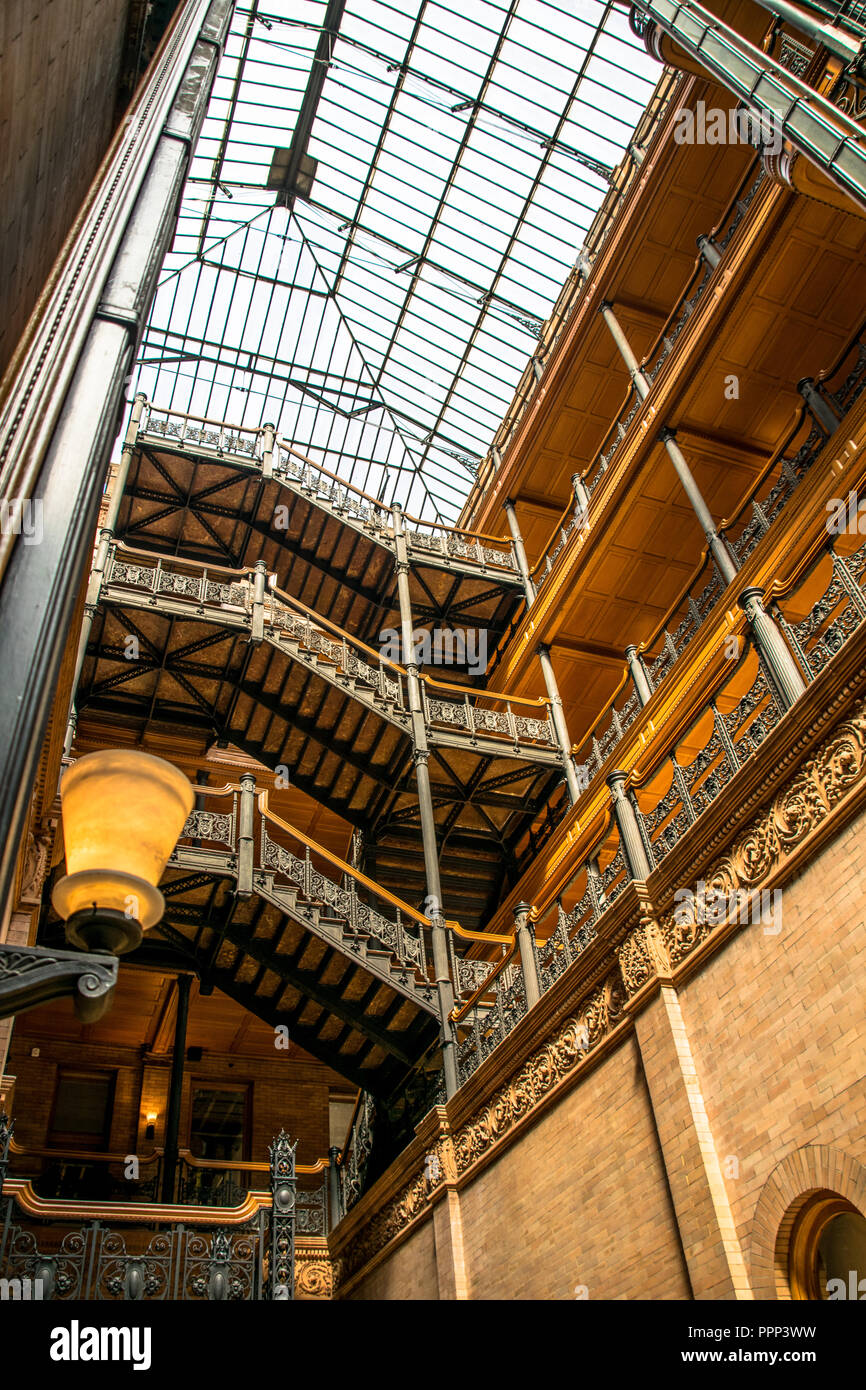 Le travail en fer forgé et de l'architecture de l'École de Chicago Bradbury Building dans le centre-ville de Los Angeles, Californie Banque D'Images