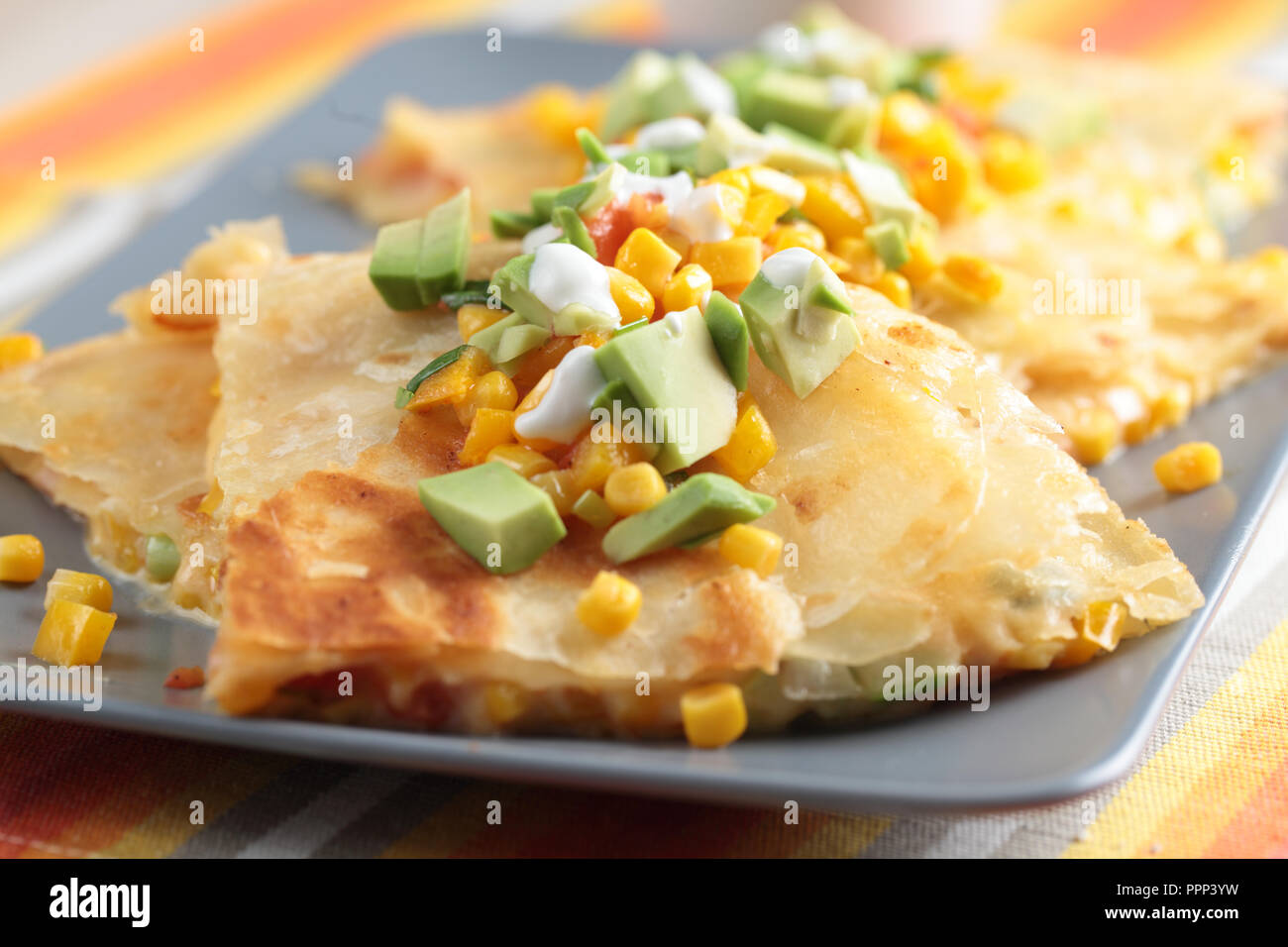 Quesadillas végétarien avec de la crème. Shallow DOF Banque D'Images