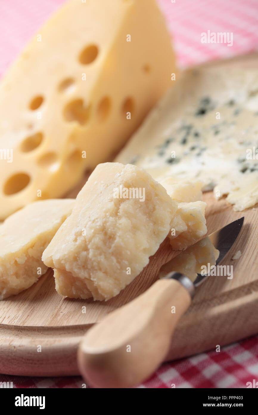 Trois variétés de fromages sur un plateau de fromages Banque D'Images