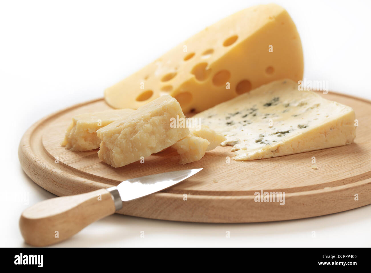 Trois variétés de fromages sur un plateau de fromages Banque D'Images