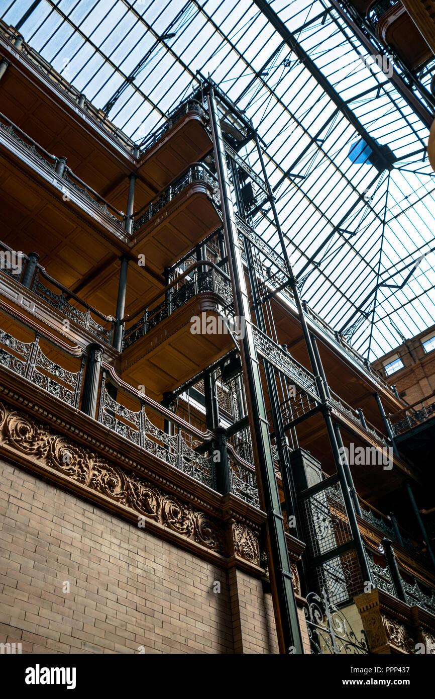 Le travail en fer forgé et de l'architecture de l'École de Chicago Bradbury Building dans le centre-ville de Los Angeles, Californie Banque D'Images