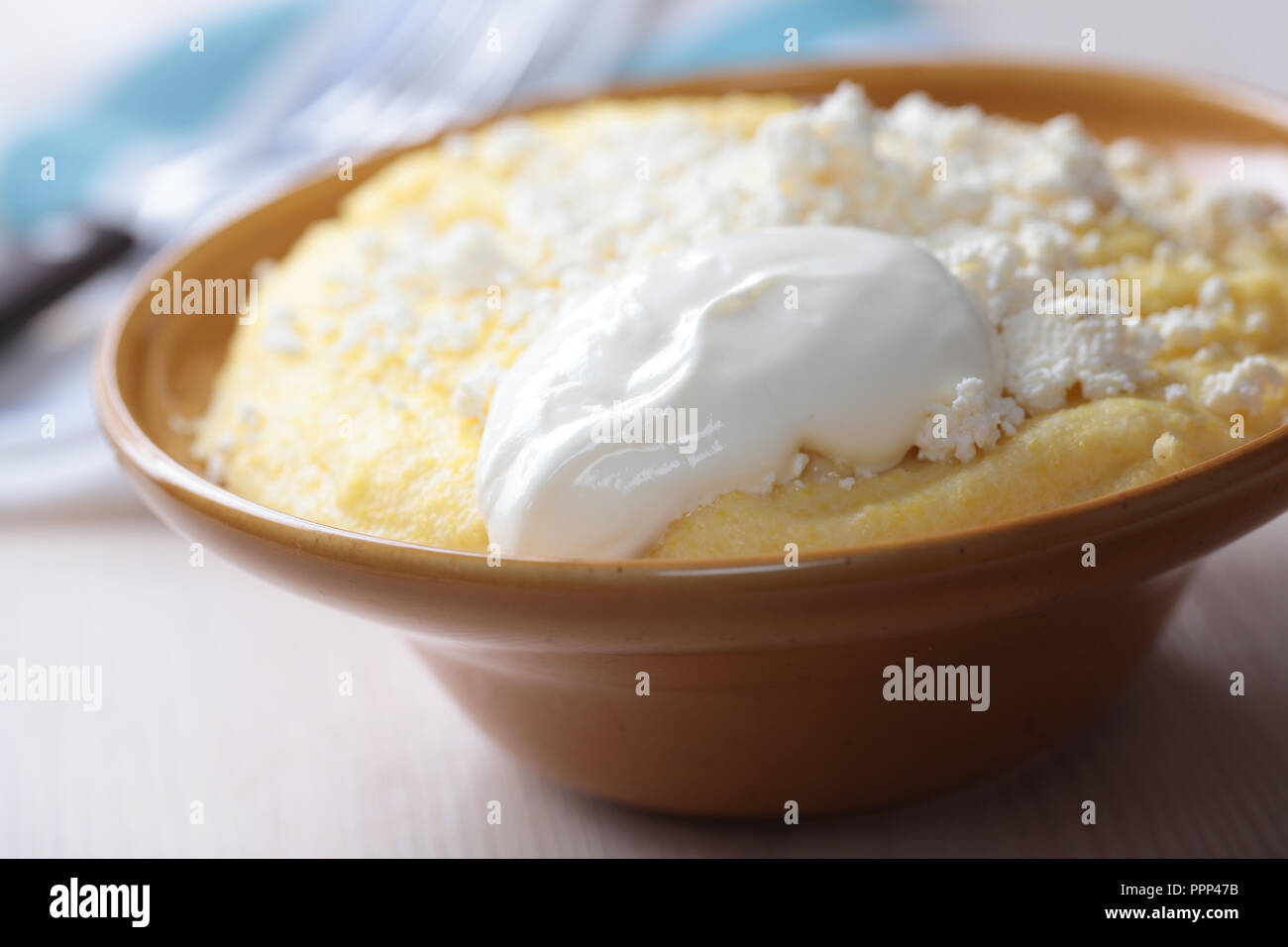 Banosh des Carpates, porridge de semoule avec du fromage et de la crème sure Banque D'Images