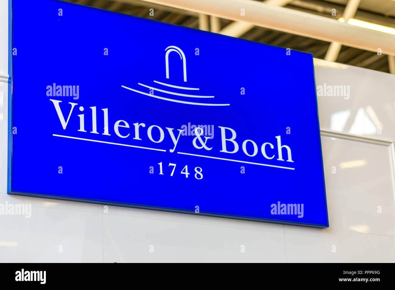 Bologne (Italie), le 26 septembre 2018 : la lumière est éclairant logo VILLEROY & BOCH au Cersaie, le salon international de la céramique et salle de bains di Banque D'Images