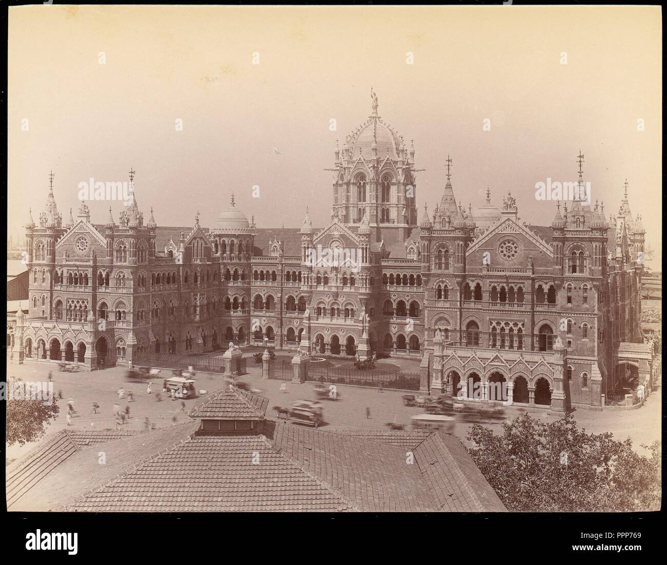 [Terminus Victoria Building, Mumbai]. Artiste : Inconnu. Dimensions : 18,3 x 23,6 cm (7 3/16 x 9 5/16 in.). Date : 1860s-70s. Frederick W. Stevens a conçu ce bâtiment pour le Great Indian Peninsular Railway, pour servir sa gare principale de Bombay. Le style gothique vénitien combine le populaire en Angleterre à l'époque avec des éléments de l'architecture indienne, et est construit dans le grès rouge. Un treize pieds personnification de progrès, d'élever ses bras vers le ciel, au sommet de la coupole centrale. Le Terminus a ouvert ses portes en 1887 à temps pour fêter le jubilé de la reine Victoria. Métro : Musée Banque D'Images