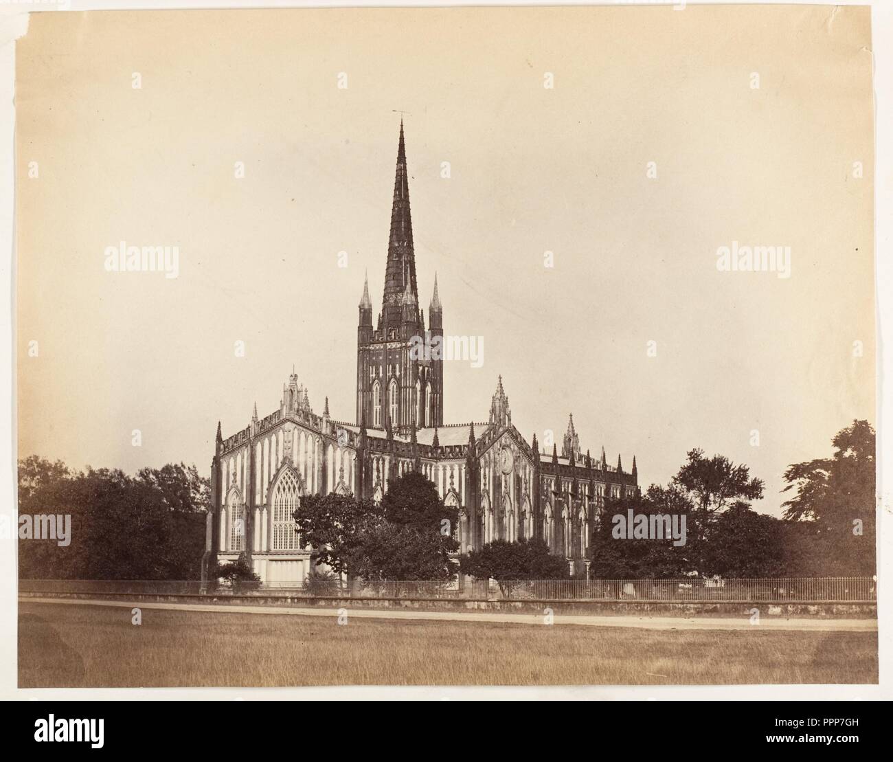 [La Cathédrale, Calcutta]. Artiste : Inconnu. Dimensions : Image : 21,6 x 27,5 cm (8 1/2 x 10 13/16 in.) monter : 33 x 26.4 cm (13 x 10 3/8 in.) Imprimer monté verticalement. Date : 1858-61. Musée : Metropolitan Museum of Art, New York, USA. Banque D'Images