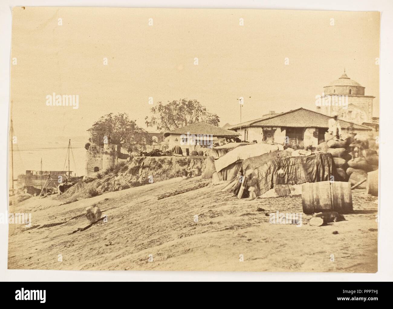[Ghat à Allahabad Fort]. Artiste : Inconnu. Dimensions : Image : 19,2 x 27 cm (7 9/16 x 10 5/8 in.) Montage : 33 x 26 cm (13 x 10 1/4 in.) Imprimer monté verticalement. Date : 1858-61. Musée : Metropolitan Museum of Art, New York, USA. Banque D'Images