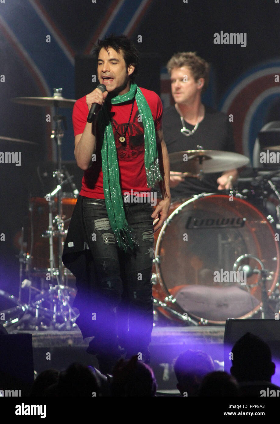 Patrick Monahan à effectuer dans le Train Y-100 Jingle Ball Voir au BankAtlantic Center de Sunrise, en Floride le 11 décembre 2010 Banque D'Images