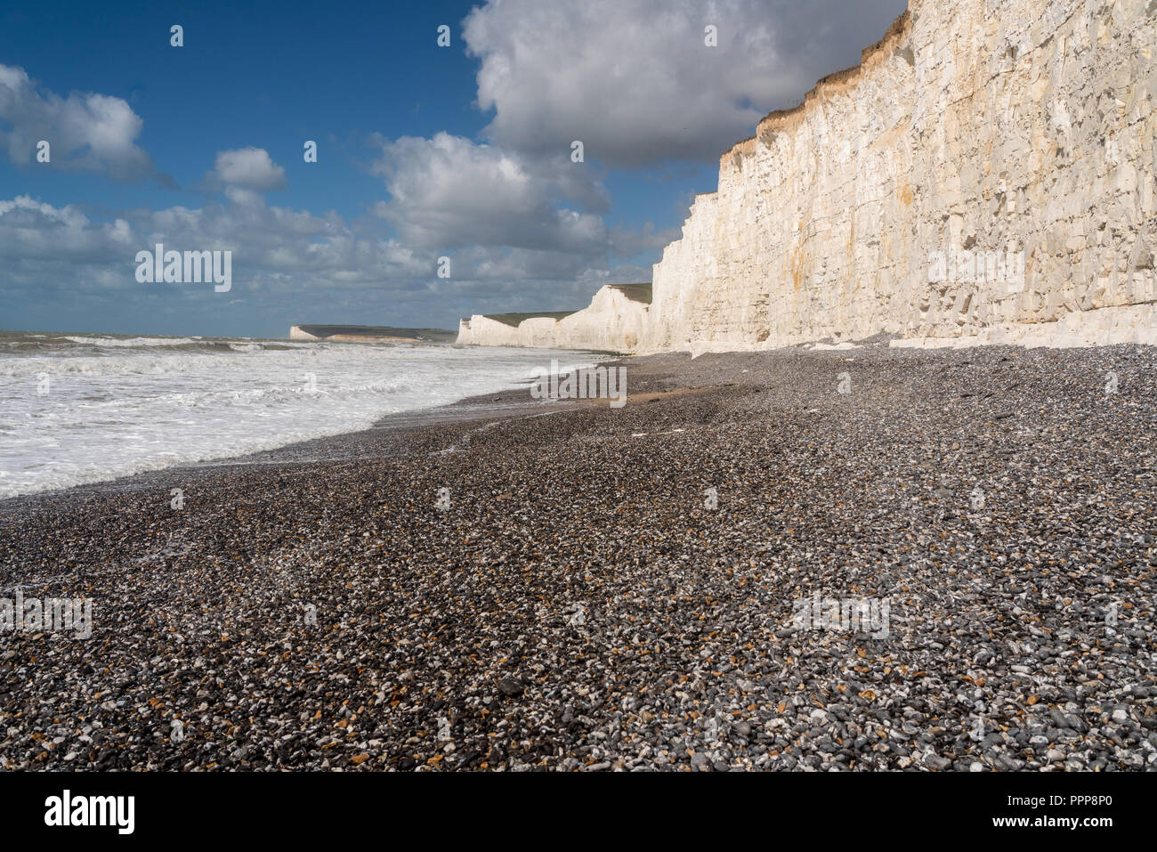 Compte tenu de la basse plage rocheuse et sept Sœurs à Urrugne, Sussex Banque D'Images