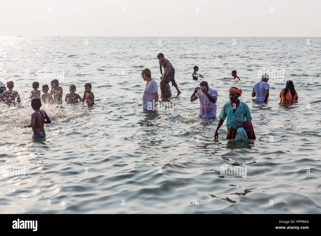 Indian Women Bathing In The Sea Banque De Photographies Et D images indian-women-bathing-in-the-sea-banque-de-photographies-et-d-images