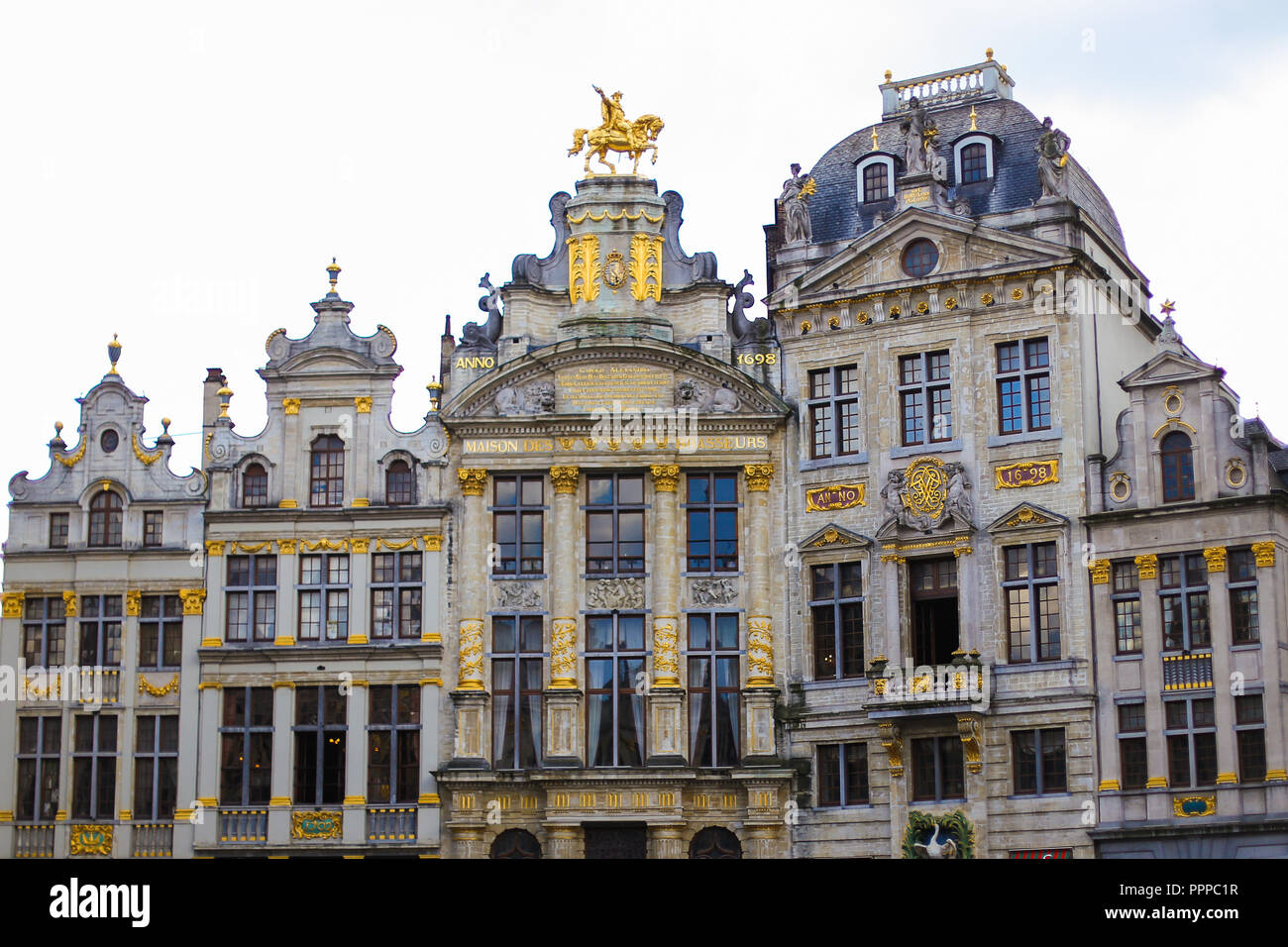 Belle Grand place les bâtiments à Bruxelles, Belgique. Concept de l'architecture européenne et des tours de l'Europe. Banque D'Images