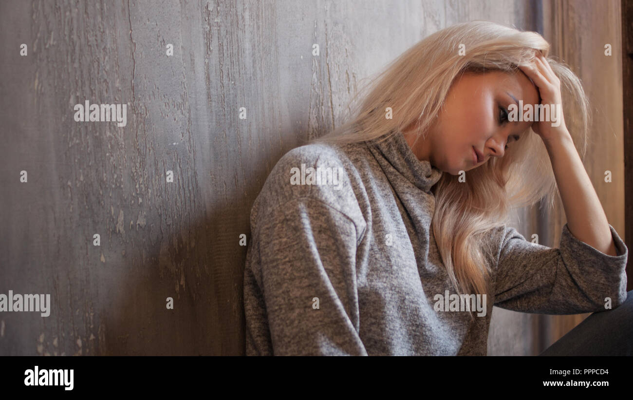 Femme Déprimée Fille Blonde Assise Sur Le Sol La Tristesse Et La Dépression Concept De 3653