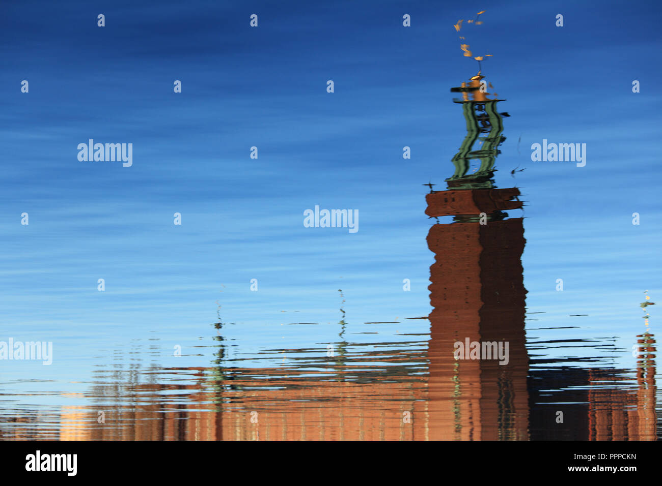 La réflexion de l'eau de l'Hôtel de Ville de Stockholm Banque D'Images