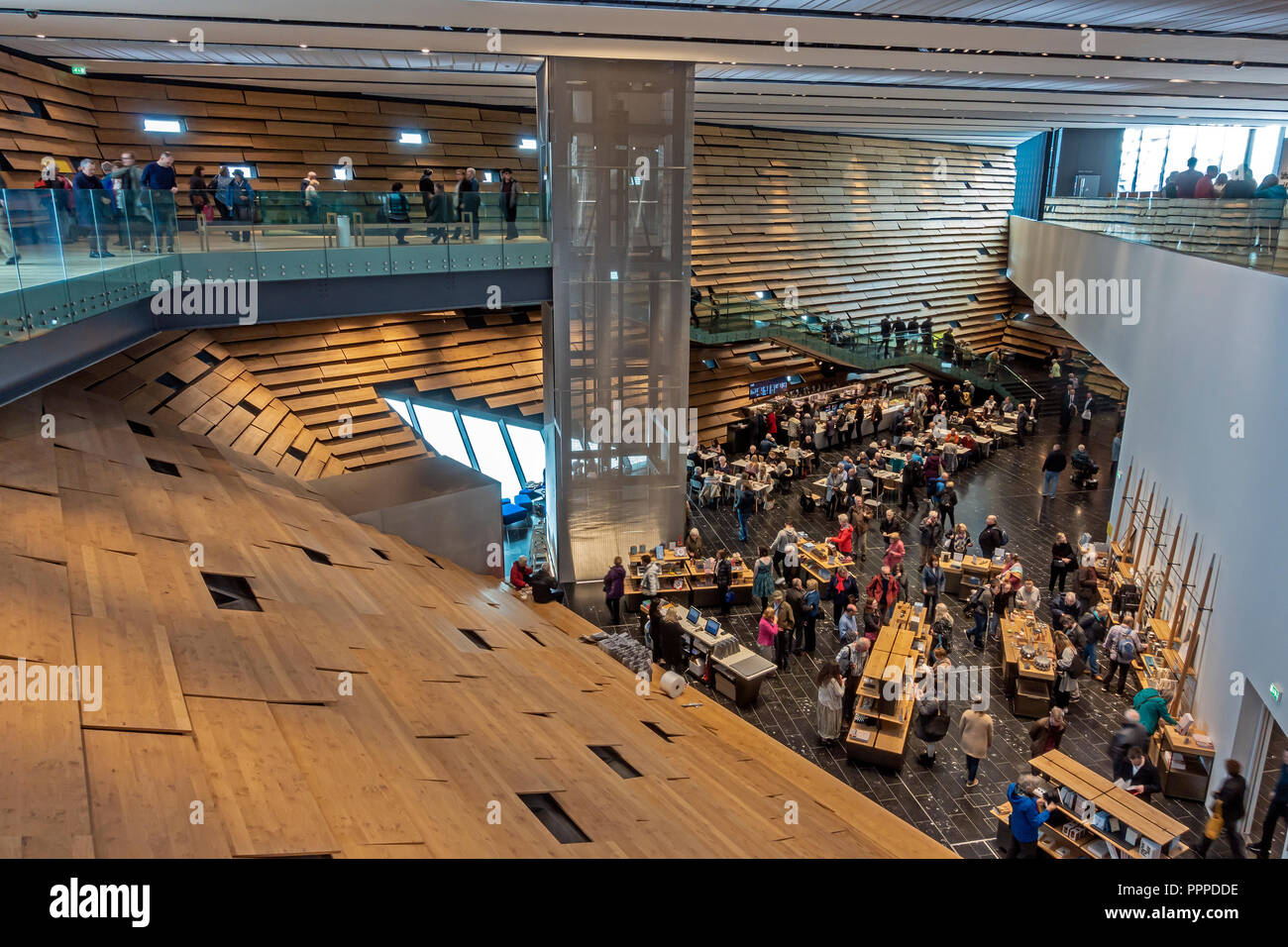 Vue de l'intérieur de V&A Dundee Dundee Riverside Esplanade dans UKwith l'Ecosse l'arbre de relevage de surface de vente et d'un café vu du plancher supérieur Banque D'Images