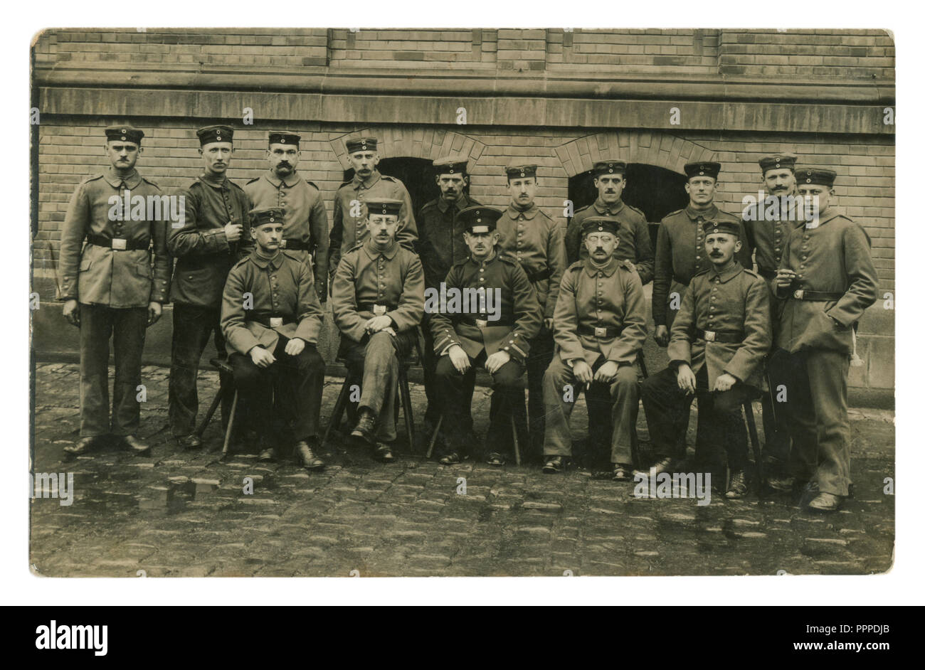 Historique allemand photo : portrait de groupe d'une unité militaire, les soldats et l'officier de fumer des cigarettes, contre un mur. la première guerre mondiale 1914-1918 Banque D'Images