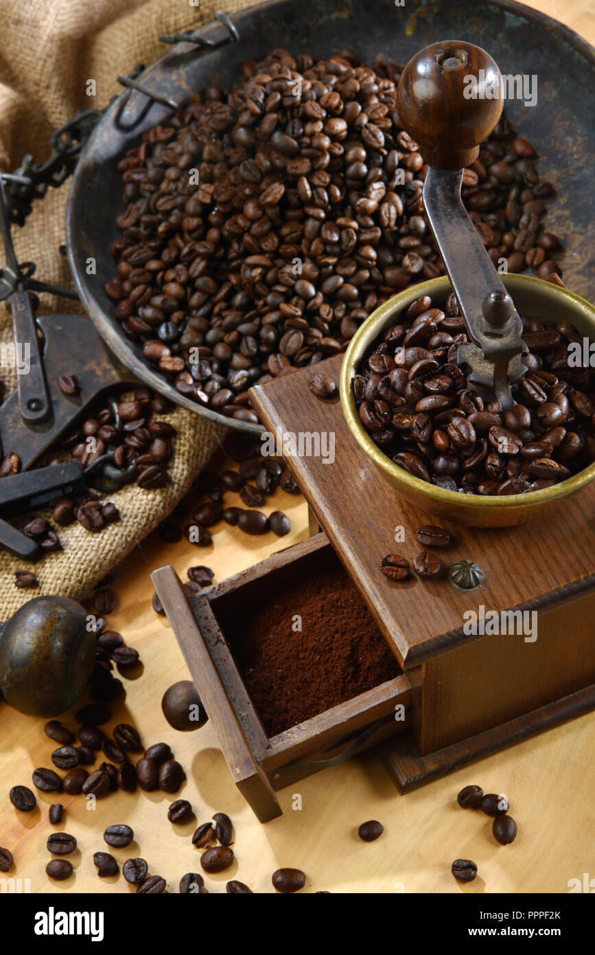 Macinino antico Caffè con su legno Banque D'Images