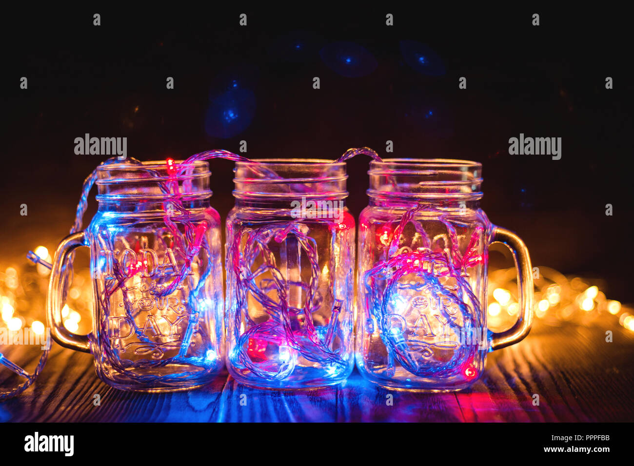 Lumières colorées dans un verre transparent pots lumières de Noël dans la salle. Banque D'Images