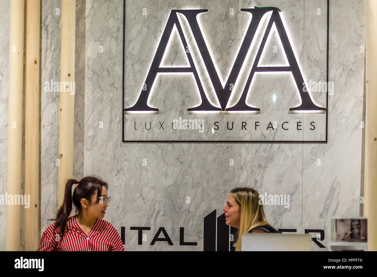 Bologne (Italie), le 26 septembre 2018 : la lumière est éclairant le logo AXA au Cersaie, le salon international de la céramique et mobilier salle de bains Banque D'Images