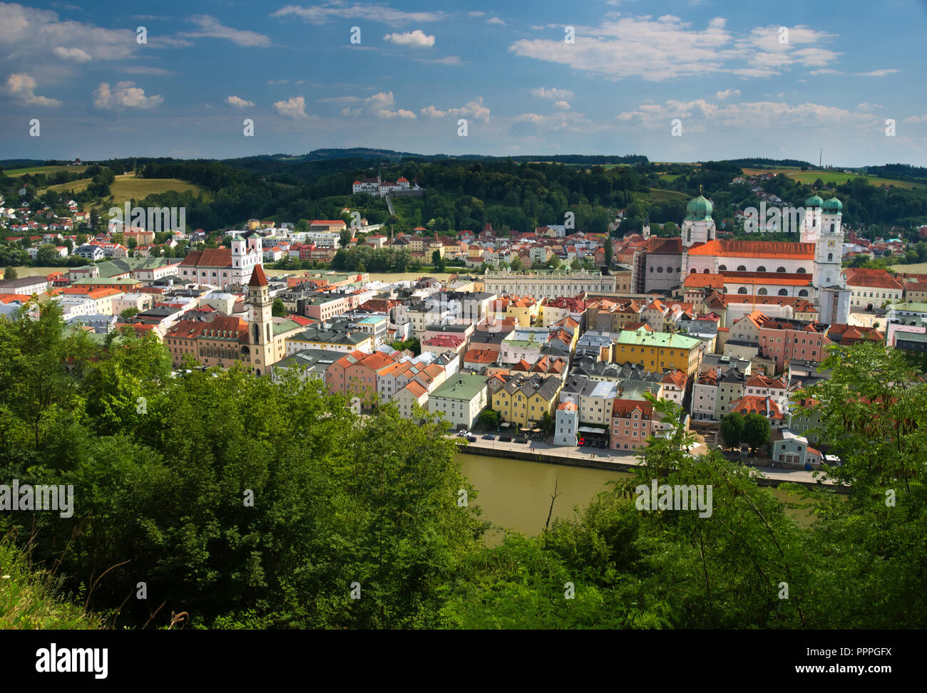 Avec vue sur centre-ville de Passau. Confluence de la Donau et Inn. Repères dominante - la cathédrale Saint-Étienne et de la ville hôtel de ville Banque D'Images