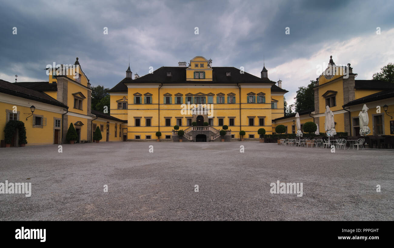 La vue de face du Palais Hellbrunn. Le palace est situé au sud de Salzbourg, Autriche. Banque D'Images