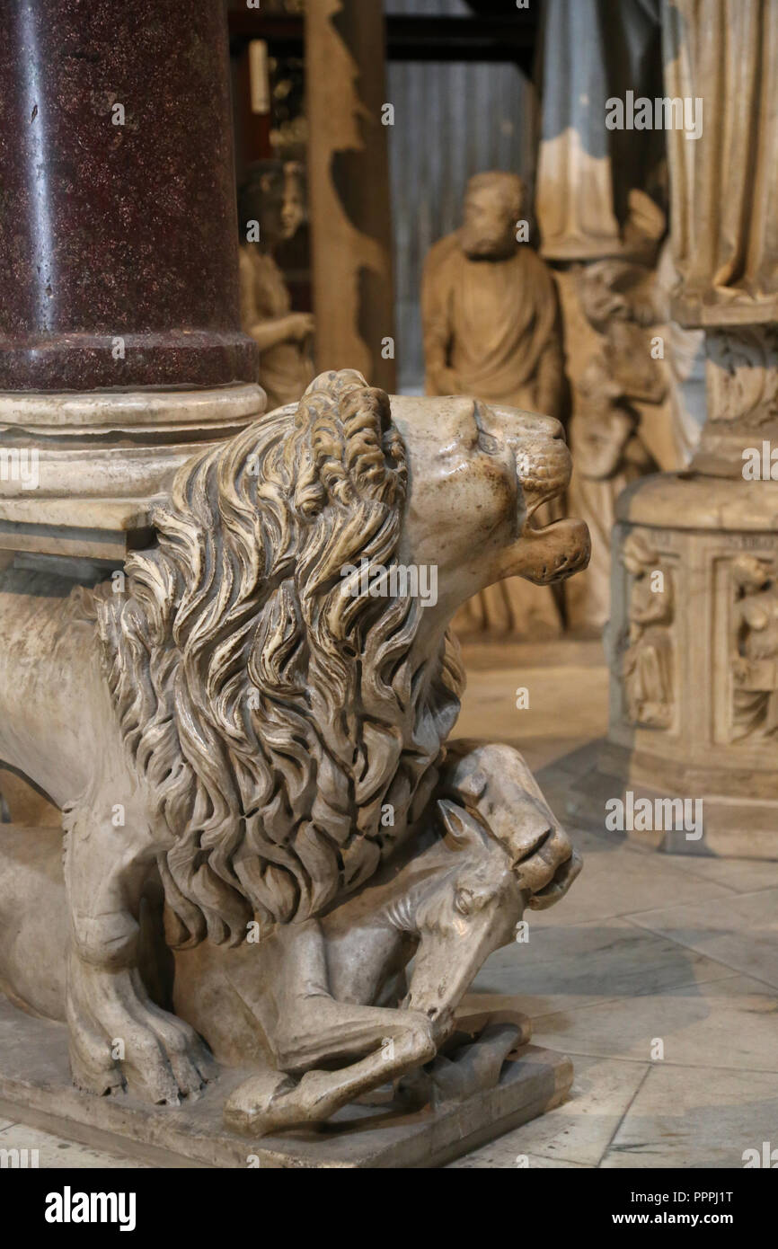 L'Italie. Pise. Le pulppit La cathédrale de Pise. Par Giovanni Pisano (c.1250-1315). De style gothique. Statue de lion à la base d'une colonne. Détail. Banque D'Images