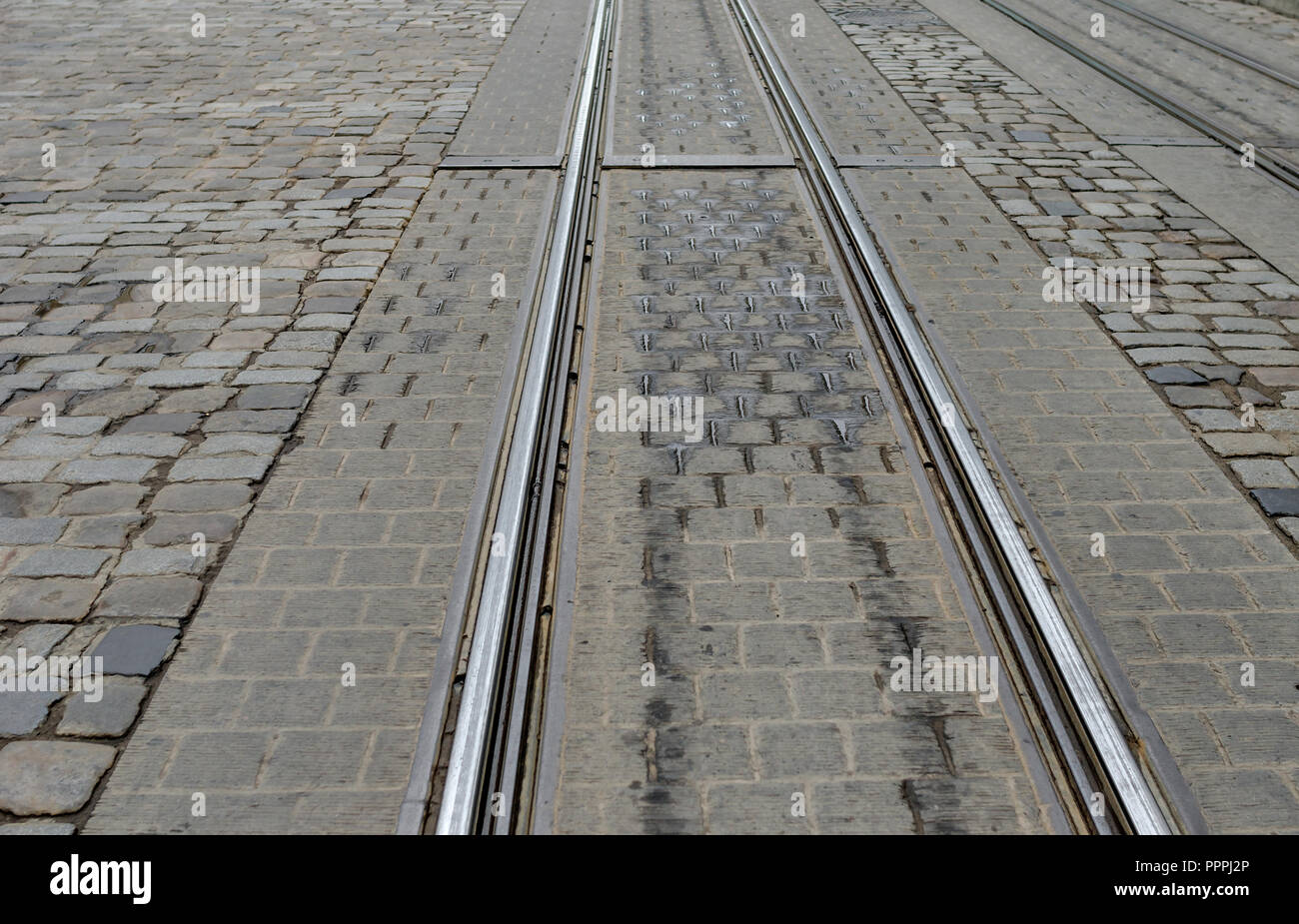 Des moyens pour le tram. Photographié sur fond de pavés. Banque D'Images