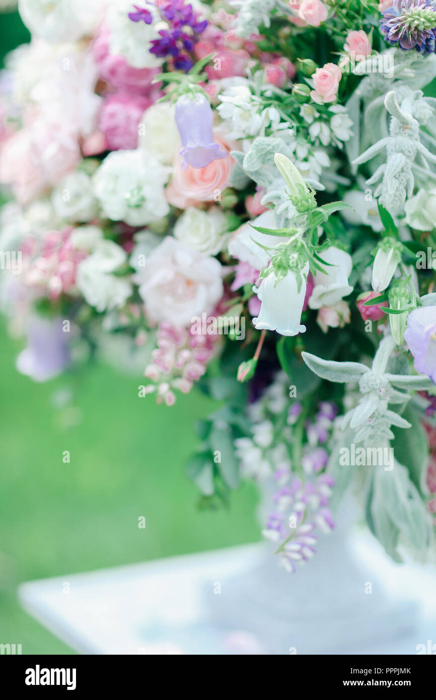 Image Floue Avec Laccent Sur Bouquet De Fleurs Banque D