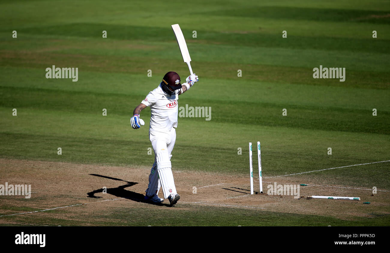 La Surrey Dernbach Jade horizons le domaine après avoir été joué au cours de la quatrième journée du Championnat du comté de Specsavers Division One match à la Kia Oval, Londres. Banque D'Images