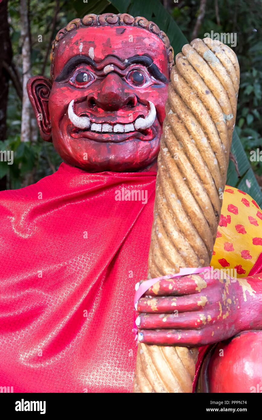 Extérieur de couleur rouge statue de démon avec des crocs en plein air Banque D'Images