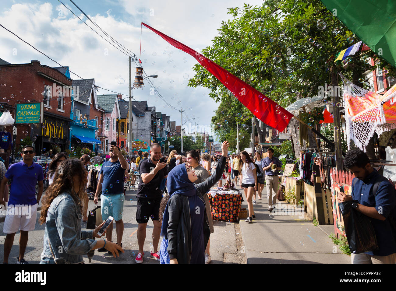 TORONTO, ON, CANADA - LE 29 JUILLET 2018 : Street View de la foule au marché Kensington à Toronto. Banque D'Images