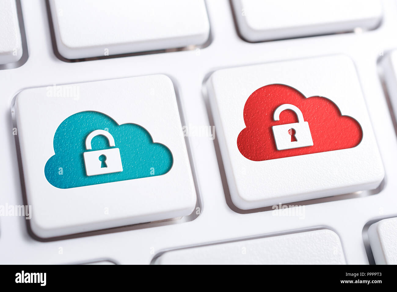 Macro de Cloud sécurisé et non sécurisé avec boutons Ouvrir et icône du cadenas fermé sur un clavier blanc Banque D'Images