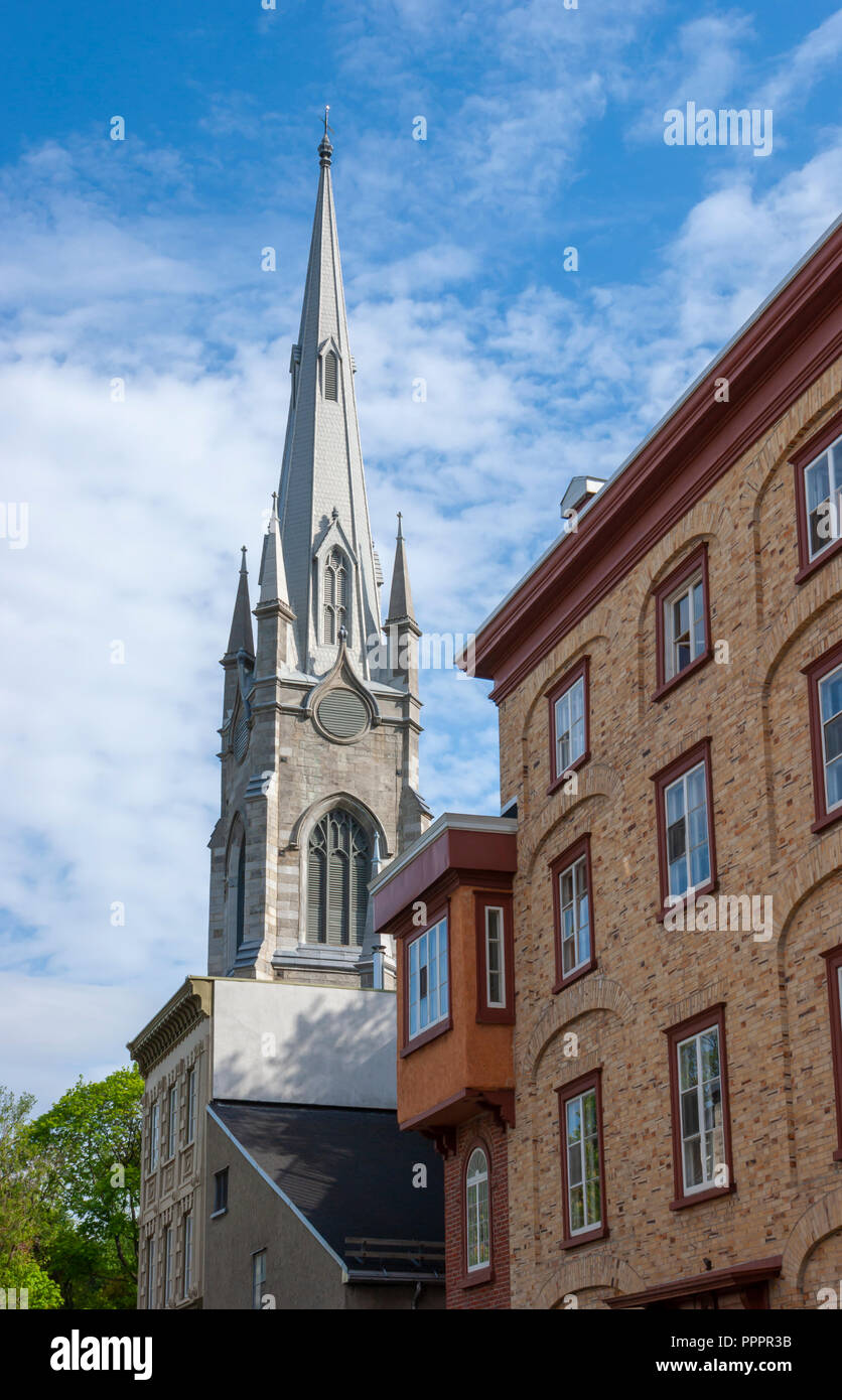Vue sur le clocher de l'Église Unie Unie ChalmersWesley et la façade d