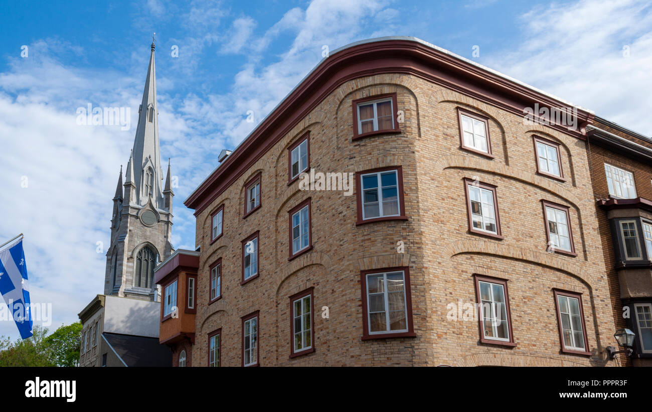 Vue sur le clocher de l'Église Unie Unie ChalmersWesley et la façade d