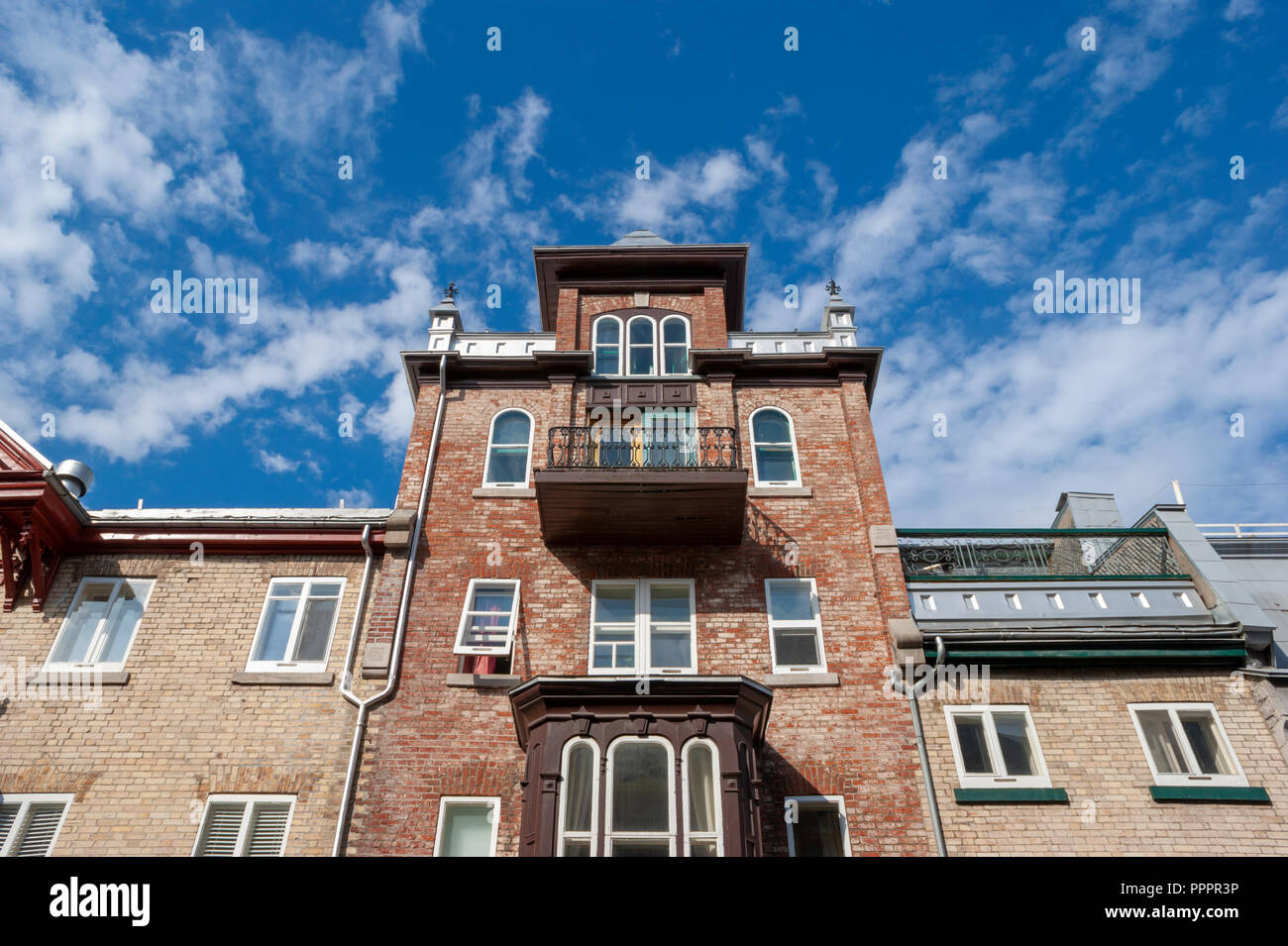 Façades pittoresques de maisons en brique d'habitation sur rue Sainte-Ursule, dans le Vieux Québec. Point de vue de l'angle faible contre un ciel bleu. La ville de Québec, Québec, Canada Banque D'Images