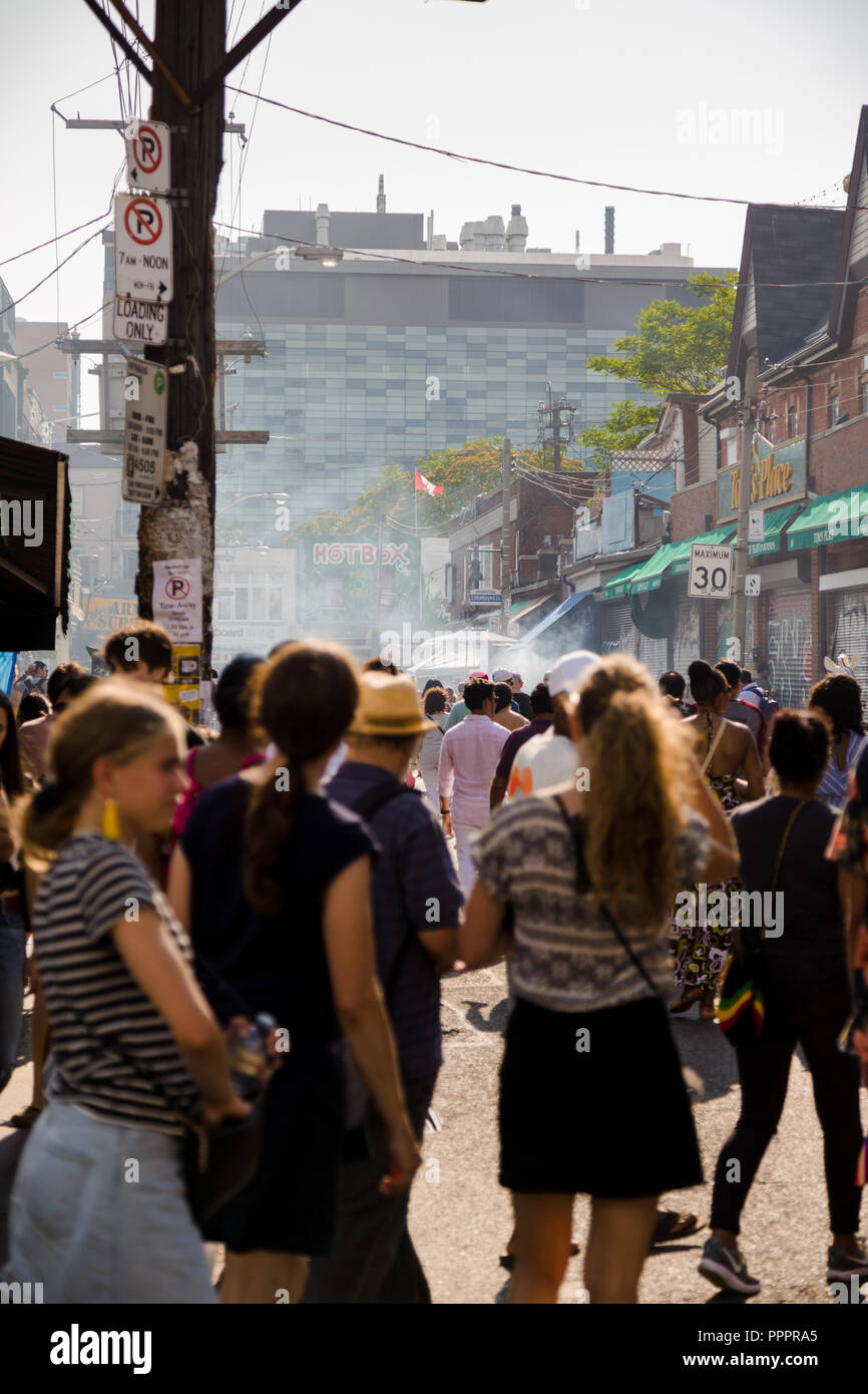 TORONTO, ON, CANADA - LE 29 JUILLET 2018 : Street View de la foule au marché Kensington à Toronto. Banque D'Images