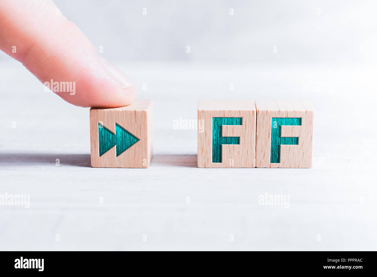 L'abréviation FF formé par des blocs de bois et il est composé par un doigt masculin sur un tableau blanc Banque D'Images