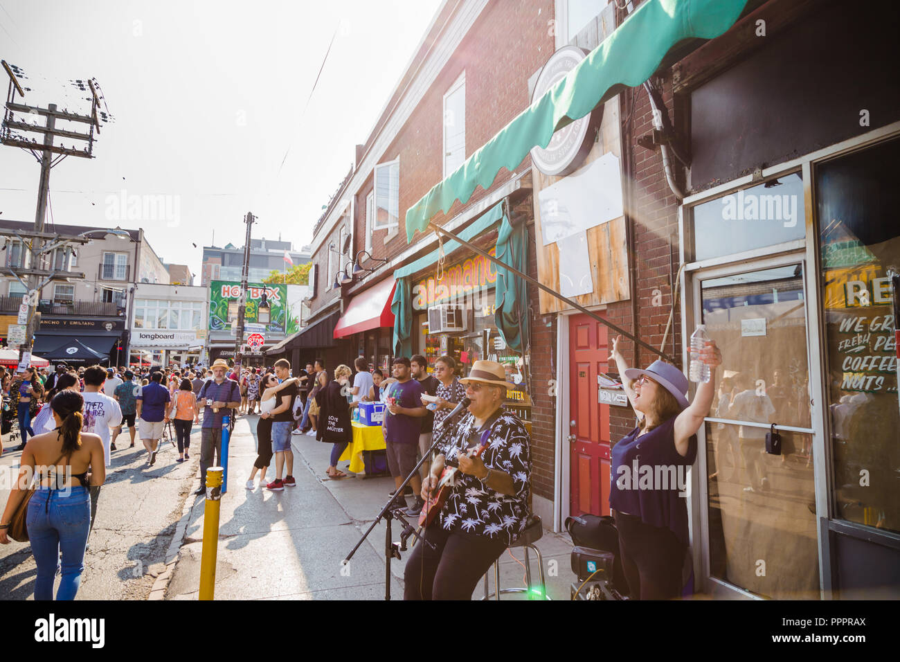 TORONTO, ON, CANADA - LE 29 JUILLET 2018 : Street View de la foule au marché Kensington à Toronto. Banque D'Images