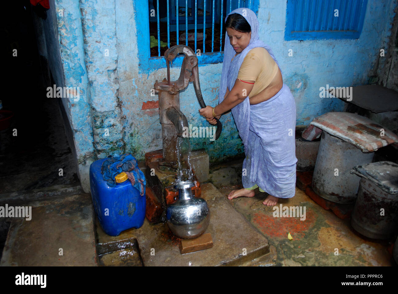 Une femme prend de l'eau bien-tube. Shankharibazar a été très célèbre au cours du 18e siècle. Shankharibazar rue est très étroite. Il y a avoir de très lo Banque D'Images